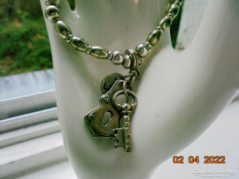 SARI logóval kézműves ezüstözött karkötő tömör gyöngy fém ötvözetből, lakattal és kulccsal