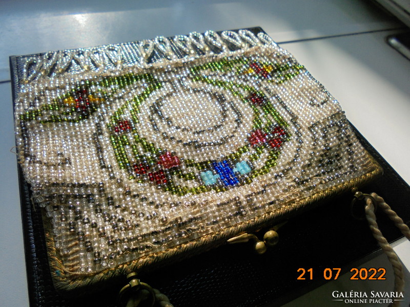 Szecessziós Sokszáz apró gyönggyel kivarrt színházi táska, gyöngy rojtokkal, tűzaranyozott záróval