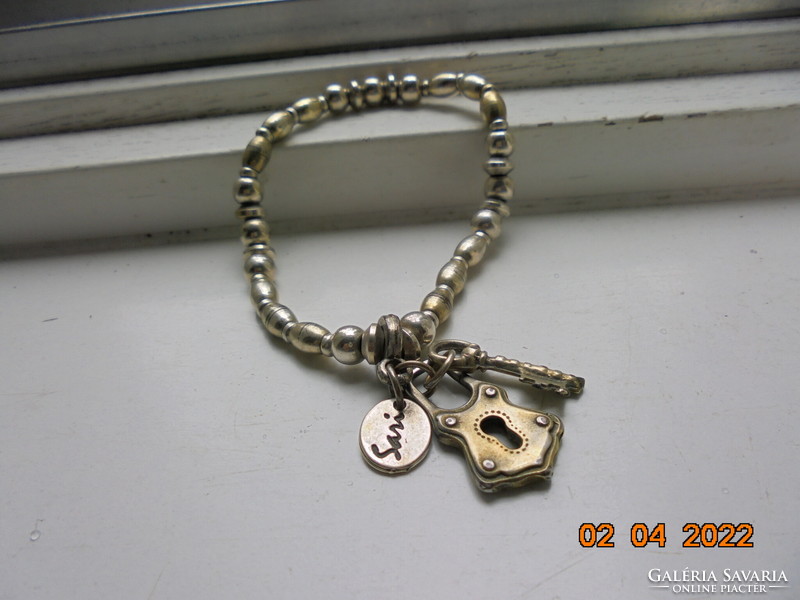 Handmade silver-plated bracelet with Sari logo made of solid pearl metal alloy, with padlock and key