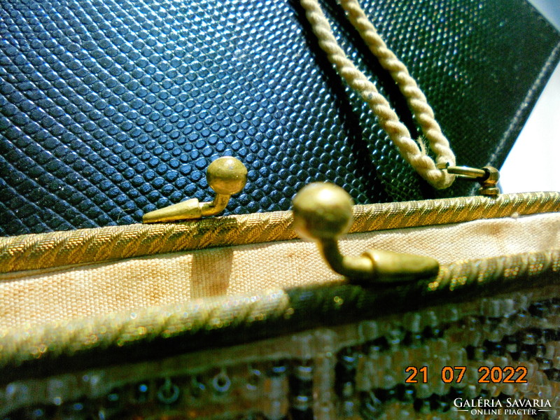 Art Nouveau theater bag sewn with hundreds of small pearls, with pearl fringes, fire-gilded clasp