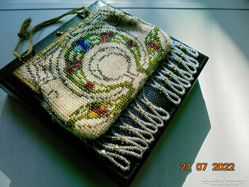 Art Nouveau theater bag sewn with hundreds of small pearls, with pearl fringes, fire-gilded clasp