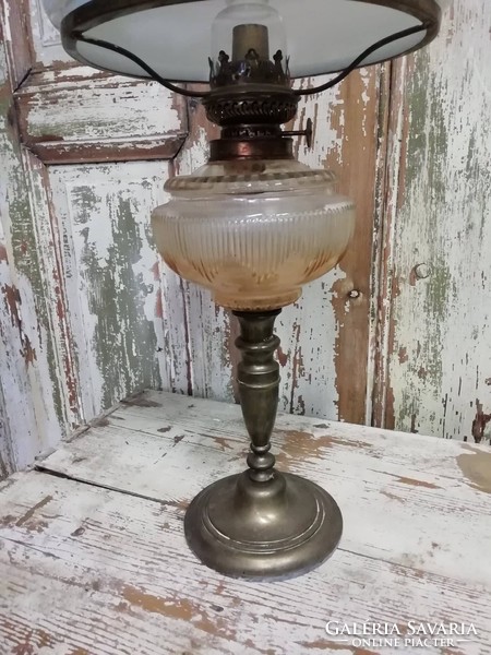 Petróleum lámpa, nagy méretű, 60 cm-es üveg és tejüveg kombinációs 19. század végi polgári darab