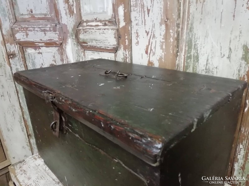 Wooden chest, military or traveling chest, patinated green color, late 19th century tap