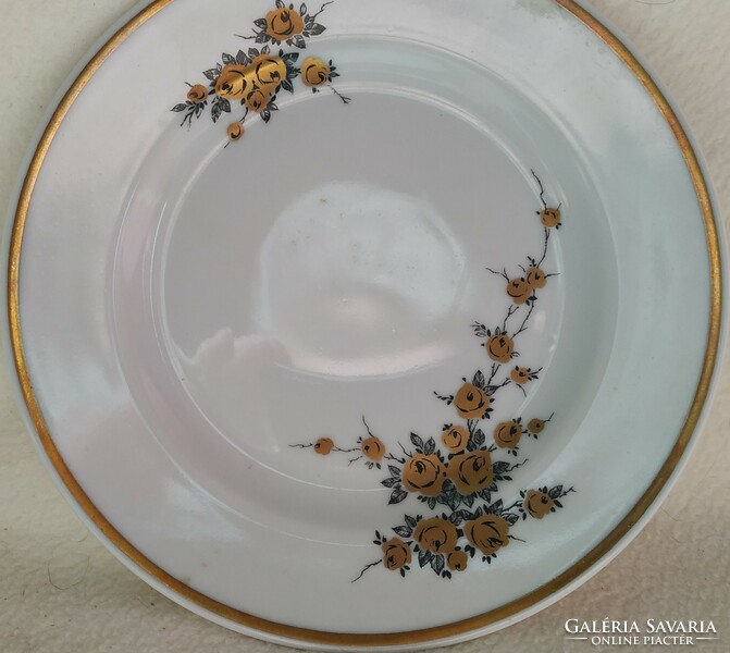 Arany színű virágmintás tányér