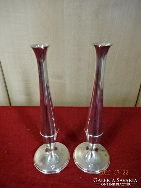 Two English silver-plated carnation vases for sale. He has! Jokai.