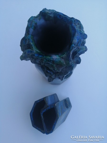 Képcsarnokos váza (ritka) párban egyedi formavilággal és színnel (Ma: 29 cm és 12 cm)