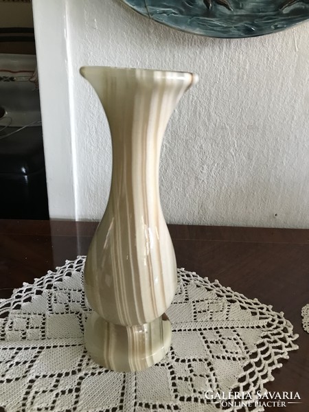 Onix vase is small, about 20 cm