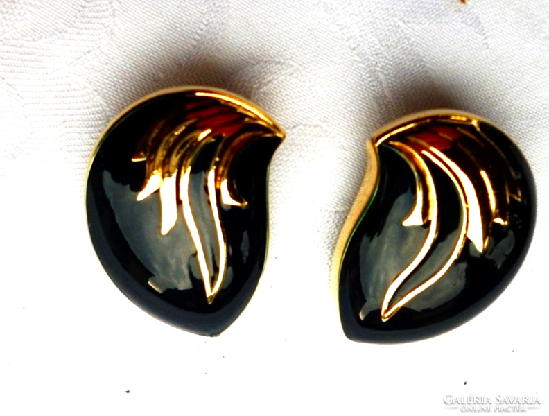 Retro ear clip with black gold decoration