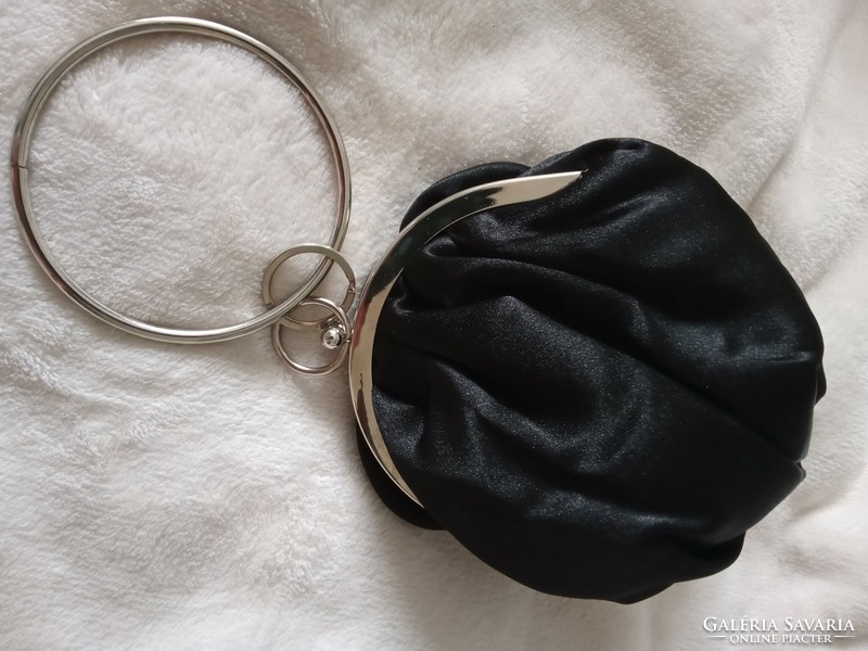 Fekete selyem alkalmi táska gyöngyökkel