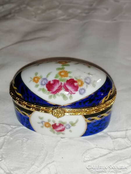 Porcelain flower ring box.