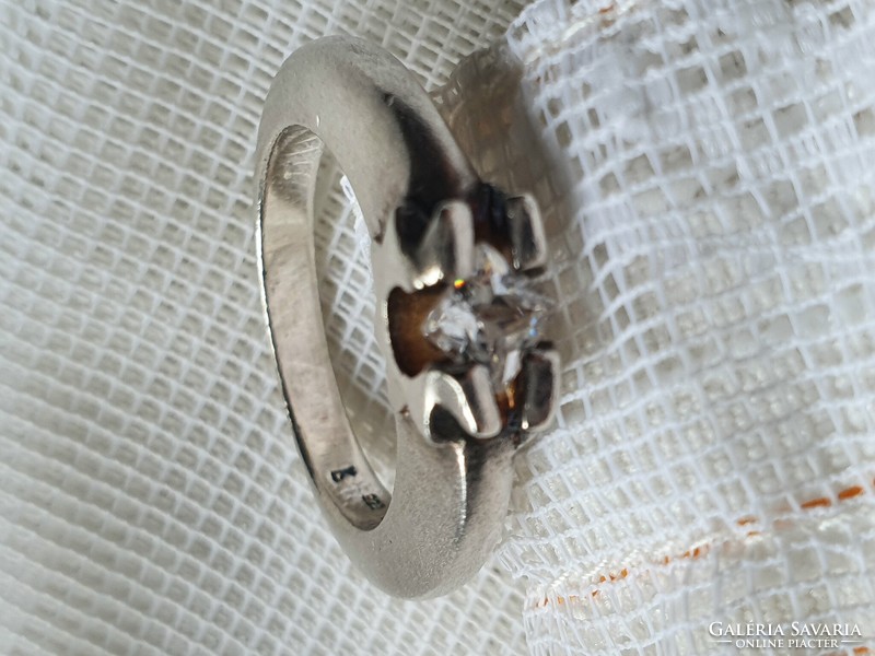 Különleges ezüst gyűrű fehér cirkóniával