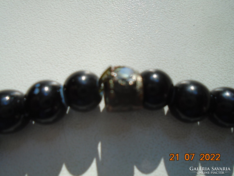 Fekete gyöngy karkötő érdekes kézműves bronz gyönggyel 2 db csiszolt holdkővel díszítve