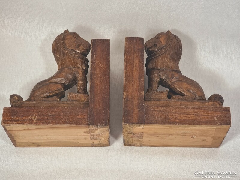 A pair of carved wooden bookends, with figural lion carving, xx.Szd, unmarked.