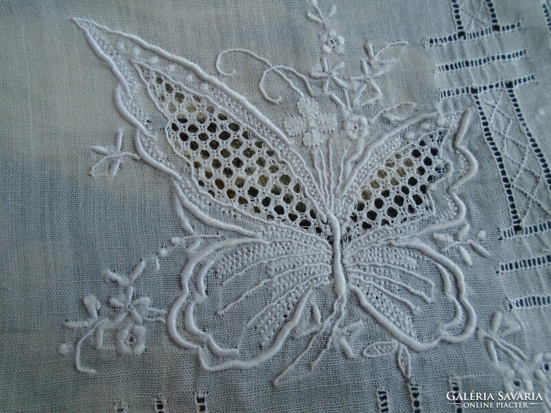 Pillangós, régi, varrott,  hímzett zsebkendő, keszkenő, jegykendő.   26 x 26 cm.