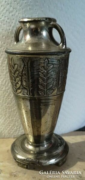 Kisméretű fém empír váza. Mérete:12 cm.
