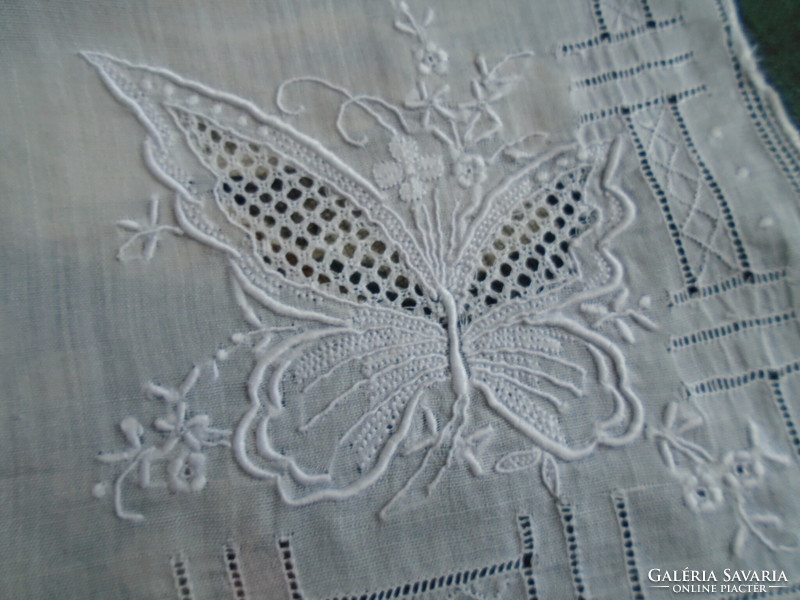 Pillangós, régi, varrott,  hímzett zsebkendő, keszkenő, jegykendő.   26 x 26 cm.