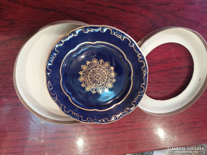 Zsolnay porcelán tányérka, 10 cm-es nagyságú, gyűjtőknek.