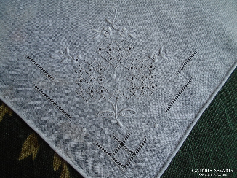 Old, sewn, embroidered handkerchiefs, handkerchiefs, handkerchiefs. 26.5 X 27.5 Cm.