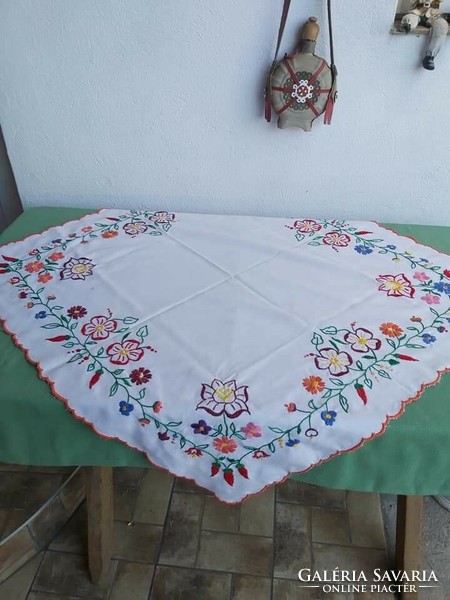 Gyönyörű hímzett terítő asztalterítő nosztalgia darab falusi paraszti