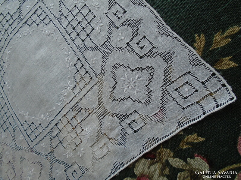 Régi, varrott  hímzett zsebkendő, keszkenő, jegykendő.  25.5 x 25.5 cm.