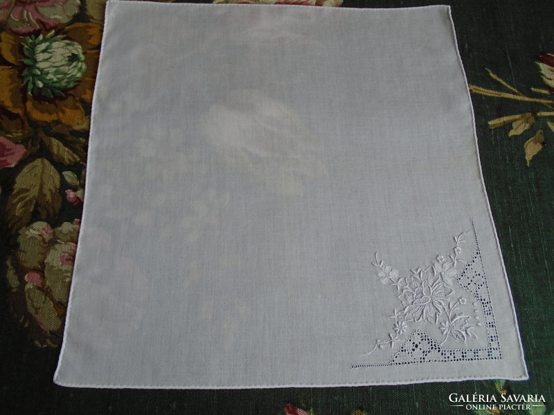 Régi, varrott,  hímzett zsebkendő, keszkenő, jegykendő.  26.5 x 26.5 cm.