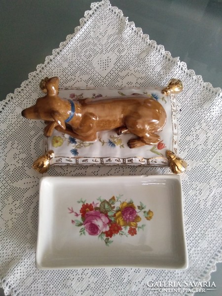 Very old porcelain bonbonier ring holder with dog catch, decorated with gold and flowers., Marked!