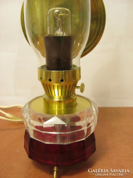 Petróleumlámpa alakú asztali lámpa