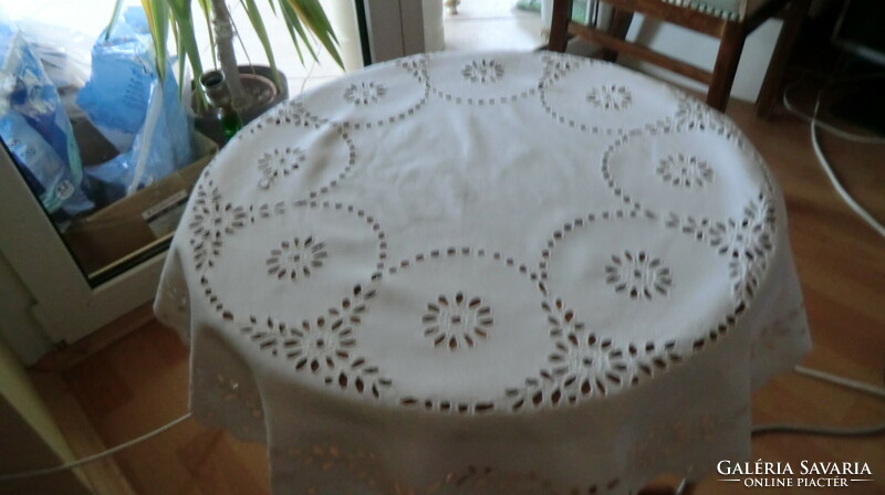 The round tablecloth for the slinged small table is slightly defective, which can be repaired with a diameter of about 80-85 cm