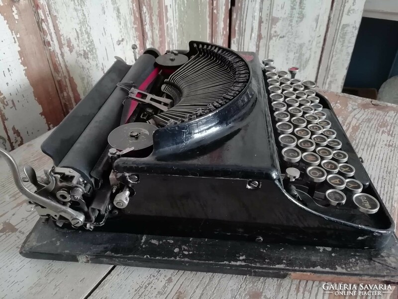 Remington typewriter, marking on right side, hard to read, pocket typewriter, portable typewriter, working