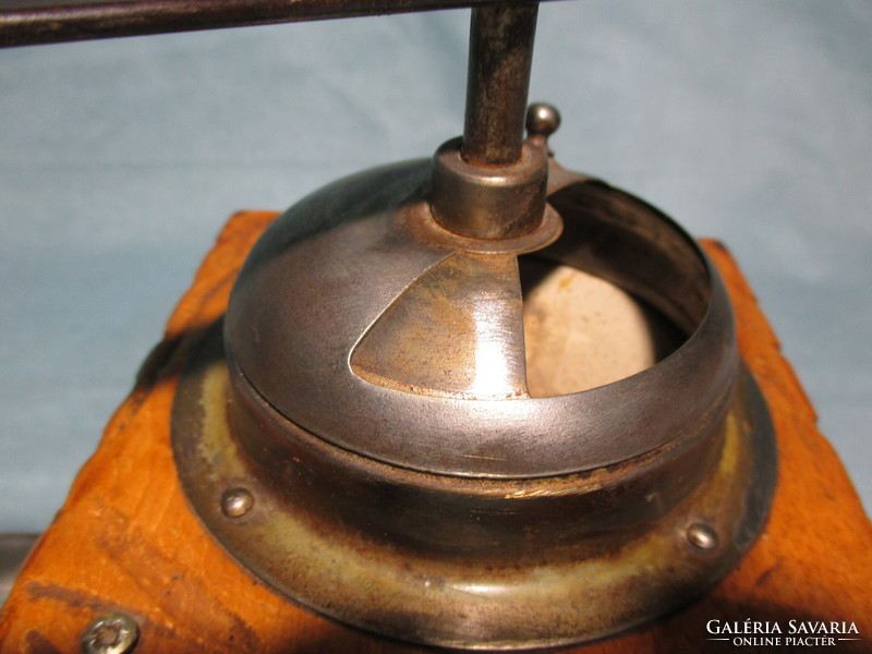 Retro ceramic coffee grinder with insert