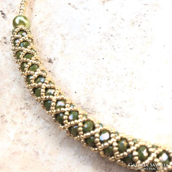 Extravagáns antik arany  és zöld Színű gyöngy  nyakék