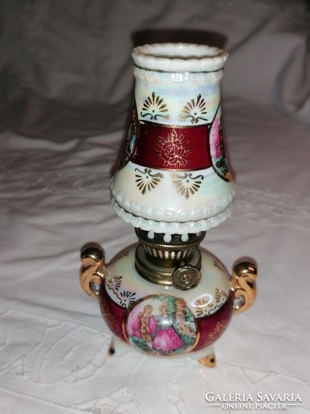 Barokkjelenetes porcelán olajmécses lámpa