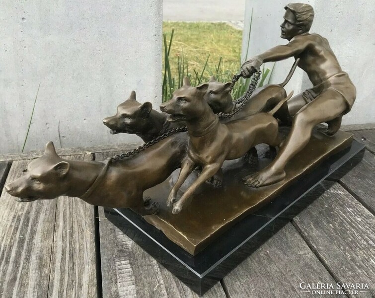 Férfi kutyákkal - art deco bronz szobor - dekoratív műalkotás