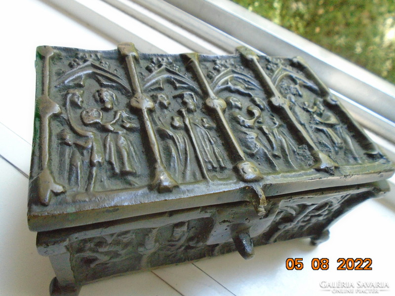 19.sz  Erhard&Söhne Nürnberg stílusban Neogótikus dombor képekkel  bronz ereklye,ékszer doboz 1,7 kg