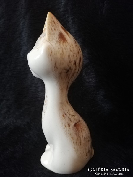 Honeycomb fosters pottery cat figure