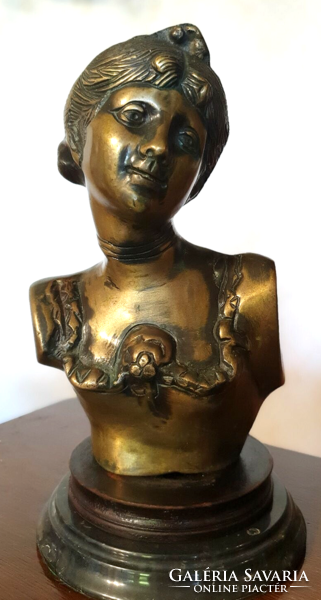 Női büszt - bronzszobor