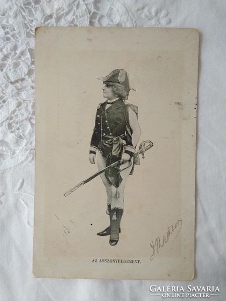 Antik/szecessziós fotólap/képeslap 'Az asszonyregement' nő egyenruhában, kard 1900 körüli