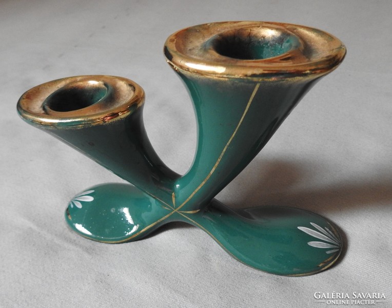 Asztali kétágú zöld kerámia  gyertyatartó – kézzel festett – aranyfestéssel