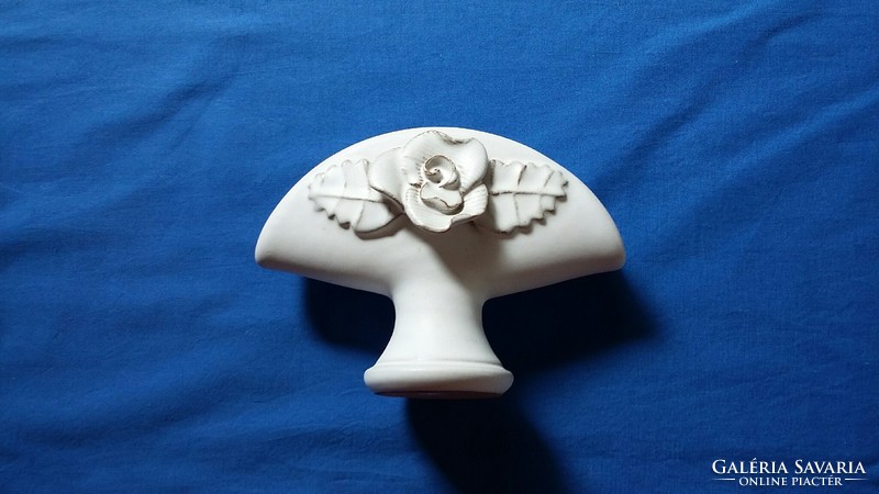 Retro ceramic napkin holder with flower pattern