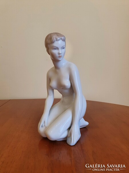 Aquincum porcelán, térdeplő nő, 22cm