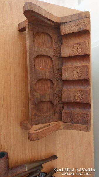 Carved wood, bench-shaped pipe room for 4 pipes.