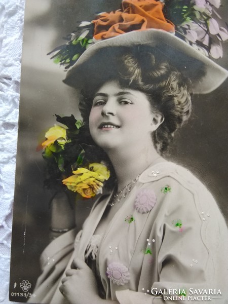 Antik kézzel színezett, romantikus fotólap/képeslap hölgy kalapban, rózsával 1909