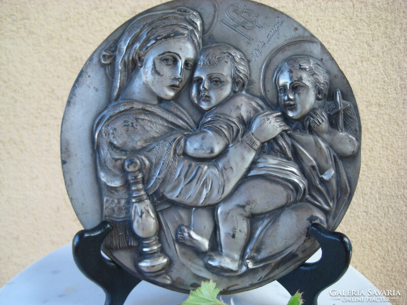 Mária a kis Jézussal   , vallási témájű   ón  falikép  1914 .  évi  véséssel  , 18  cm