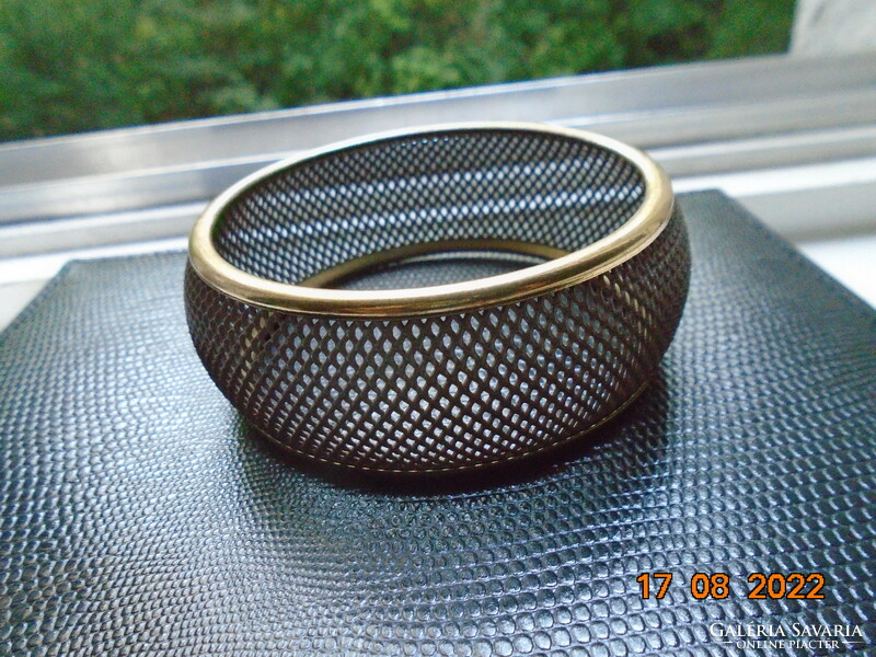 Enameled metal grid bracelet with gold-plated rim