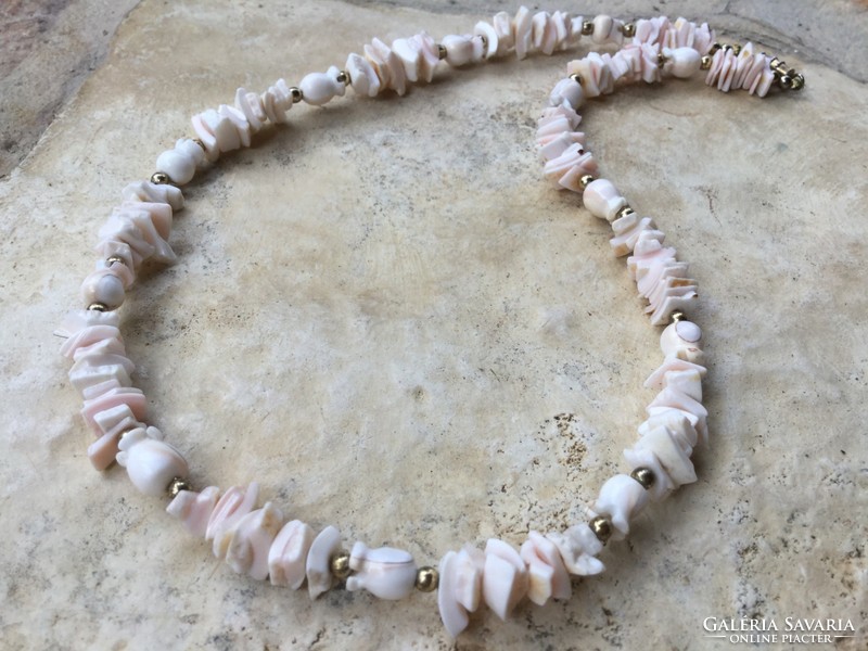 Beige shell string of pearls with flower decoration