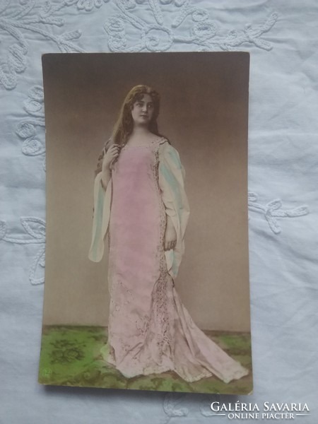 Antik kézzel színezett fotólap/képeslap hölgy rózsaszín ruhában, gyönyörű darab 1910 körüli