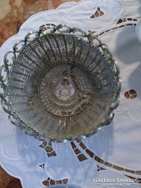 Filigrán fonott ezüstözött kínáló üvegtállal