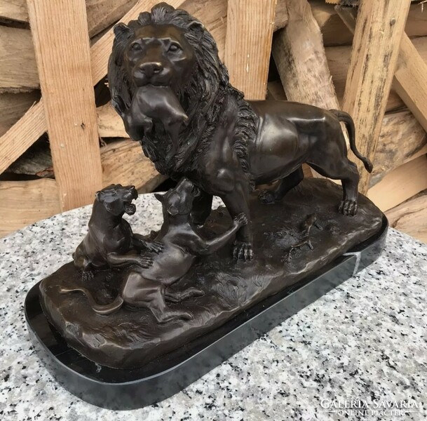 Oroszlán kölykeivel - bronz szobrok