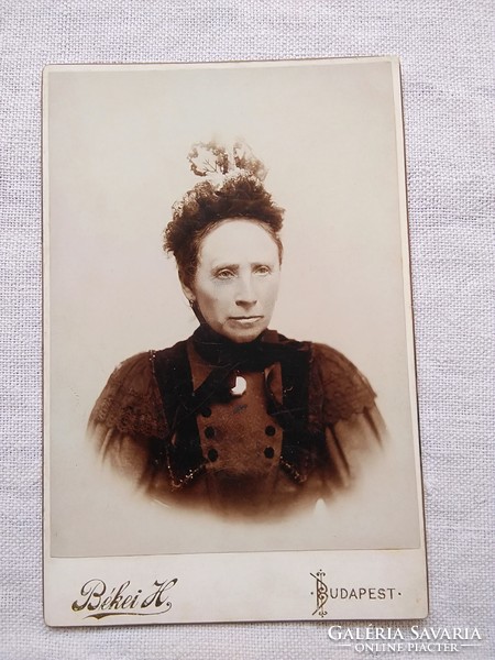 Antik, magyar kabinetfotó/keményhátú  fotó, elegáns idős hölgy portré, fejdísz Békei Bp. 1900 körül
