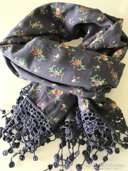 Batiste scarf with printed floral pattern and lace border, 170 x 70 cm
